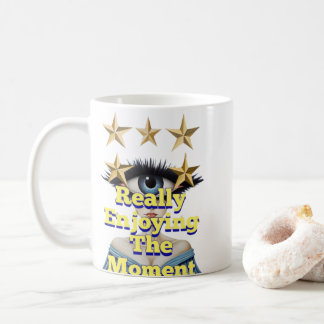 CANECA DE CAFÉ APRECIANDO MUITO O MOMENTO