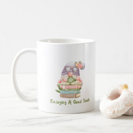 Caneca De Café Apreciando um Bom Livro com um Gnomo em uma