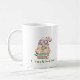 Caneca De Café Apreciando um Bom Livro com um Gnomo em uma 