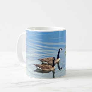 Caneca De Café Aproveitando uma Natação de café