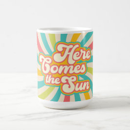 Caneca De Café Aqui Vem As Víblias De Verão Na Retrora Do Sol