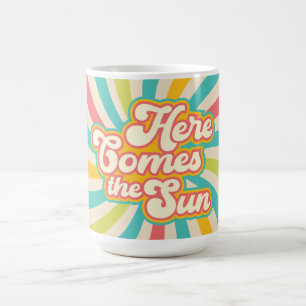 Caneca De Café Aqui Vem As Víblias De Verão Na Retrora Do Sol