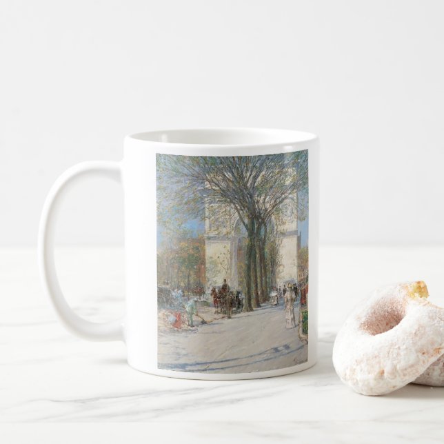 Caneca De Café Arco de Washington, Primavera por Frederick Childe (Com Donut)