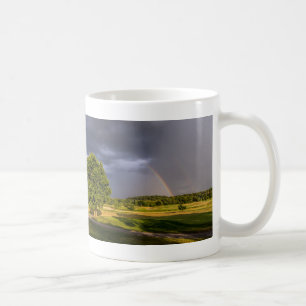 Caneca De Café Arco-Íris Duplo Através Da Chuva De Café