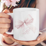 Caneca De Café Arco rosa<br><div class="desc">Adicione um toque de elegância e feminilidade à sua rotina matinal com esta linda caneca com um delicado arco rosa e um monograma inicial personalizado. O design macio e feminino faz dele uma adição de na moda para a sua cozinha, trazendo um sotaque bonito e moderno para o seu café...</div>