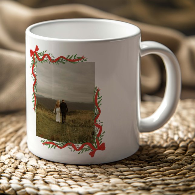 Caneca De Café Arco Vermelho Elegante com Foto de Natal com Folha (Elegant red ribbons with bows and greenery photo Christmas holiday mugs.)