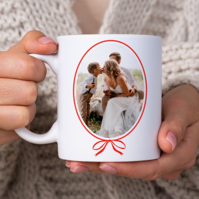 Caneca De Café Arco Vermelho Simples Oval Foto Natal (Classic red bow oval photo Christmas holiday mug.)