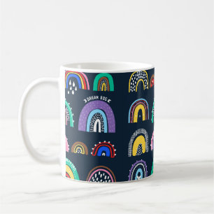 Caneca De Café Arcos-da-chuva brilhantes sobre um fundo escuro. i