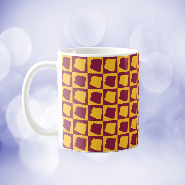 Caneca De Café Arizona state checkerboard maroon and gold pattern (A mug with a maroon and gold pattern featuring the US state of Arizona.)