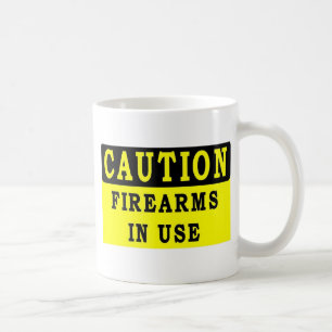 CANECA DE CAFÉ ARMAS DE FOGO EM USO