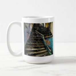 Caneca De Café Arte Urbana em Escadas de Edifício Abandonado