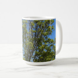 Caneca De Café Árvore Alta De Cinza Na Linda Foto Do Céu Azul