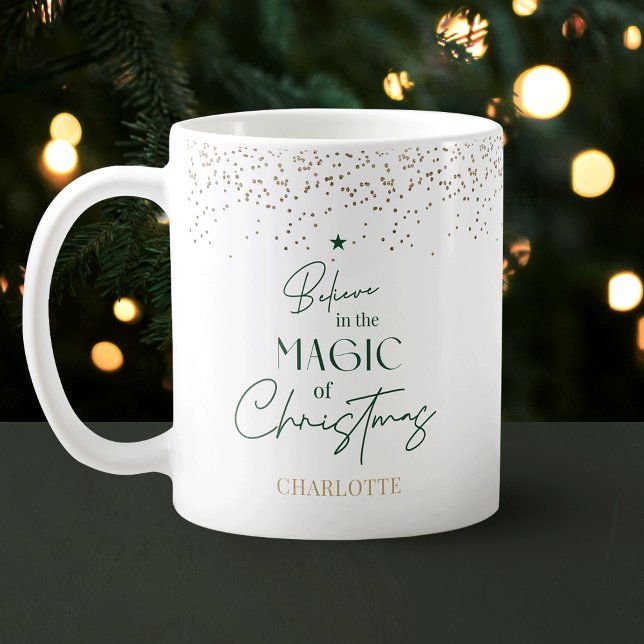 Caneca De Café Árvore de Natal Verde Mínima Dourada e Moderna (Modern typography design Christmas mug in pine green with faux gold glitter effect around the rim)