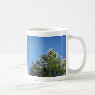Caneca De Café Árvore de pinheiros com ponta de neve no céu azul