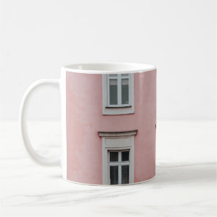 CANECA DE CAFÉ ÁRVORE EM FRENTE À CONSTRUÇÃO DE PINTOS