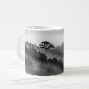 Caneca De Café Árvore Grande na Floresta dos Pinheiros na Cintura