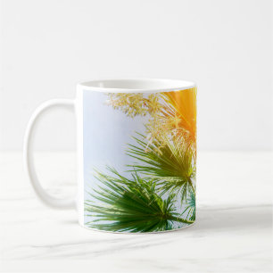 Caneca De Café Árvore palmeira brilhante fundo de verão. tropical