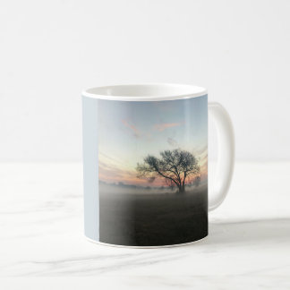 Caneca De Café Árvore Silhuetada em Misty Field