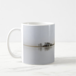 CANECA DE CAFÉ ÁRVORES ARREDONDADAS POR CORPO DE ÁGUA E PELES D