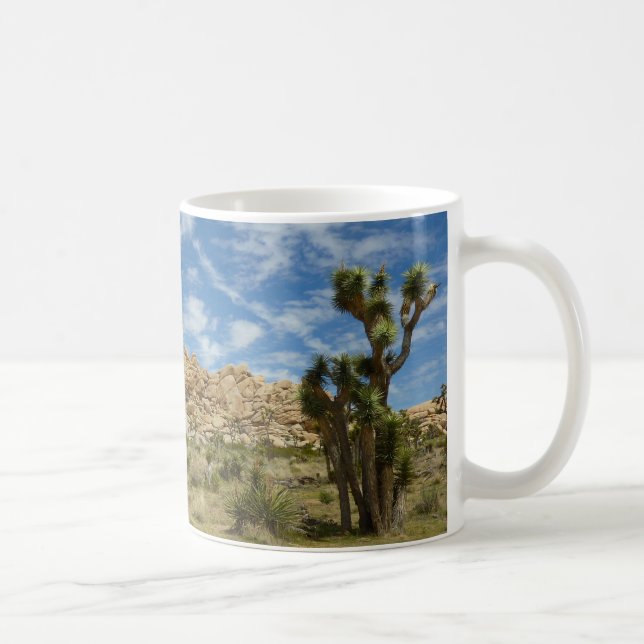 Caneca De Café Árvores de Josué e Paisagem Desértica com Céu Azul (Direita)