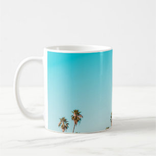 CANECA DE CAFÉ ÁRVORES DE PALMAS VERDES E MARAVILHOSAS SOB O CÉ