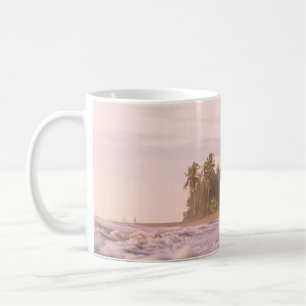 CANECA DE CAFÉ ÁRVORES VERDES DE PALMAS NA AREIA MARROM SOB NUVE