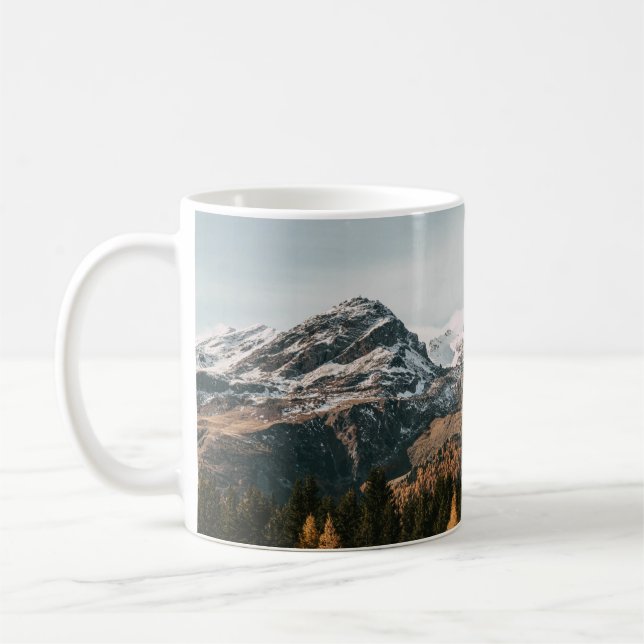 CANECA DE CAFÉ ÁRVORES VERDES PERTO DA MONTANHA COBERTA PELA NEVE (Esquerda)
