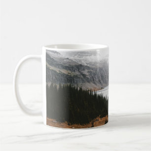 CANECA DE CAFÉ ÁRVORES VERDES PERTO DO CORPO CALMO DE ÁGUA