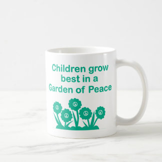 Caneca De Café As crianças crescem melhor em um jardim da paz a