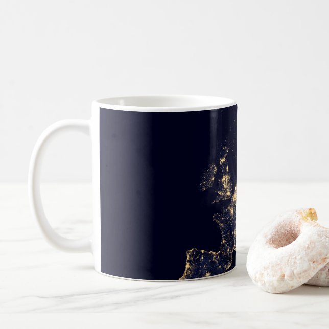 Caneca De Café As Luzes Locais Em Várias Cidades Europeias E Nórd (Com Donut)