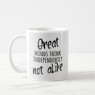 Caneca De Café As mentes dos excelentes pensam independentemente,