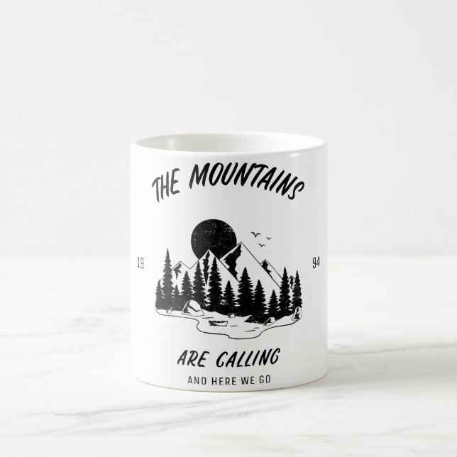 Caneca De Café As montanhas estão chamando e aqui vamos nós (Centro)