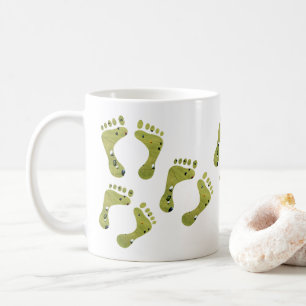 Caneca De Café As Pegadas De Bolinhos No Verde,