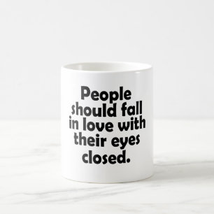 Caneca De Café As pessoas Devem Apaixonar-Se Com Os Olhos Fechado