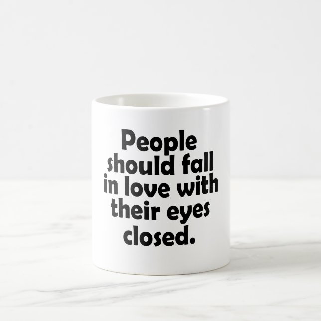 Caneca De Café As pessoas Devem Apaixonar-Se Com Os Olhos Fechado (Centro)