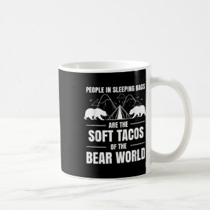 Caneca De Café As Pessoas Em Sacos-Cama São Ursos Mundo Tacos Mac