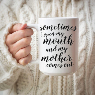 Caneca De Café Às vezes eu abro a boca e minha mãe sai
