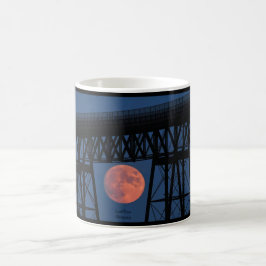 Caneca De Café Ascensão de Lua sob a Ponte Walkway