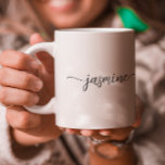 Caneca De Café Assinatura do Nome do Monograma Branco na moda<br><div class="desc">Monograma Simples, Simples, Minúsculo, De Nome Signature Script Personalizado De Café. Este design com seu primeiro nome em um estilo bonito com letra maiúscula com letra maiúscula com letra maiúscula com letra tipografia preta em fundo branco. Estes são fáceis de personalizar. Excelente presente de lar feminino, também para aniversário, dia...</div>
