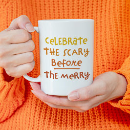 Caneca De Café Assustador antes da feliz do Dia das Bruxas de lar