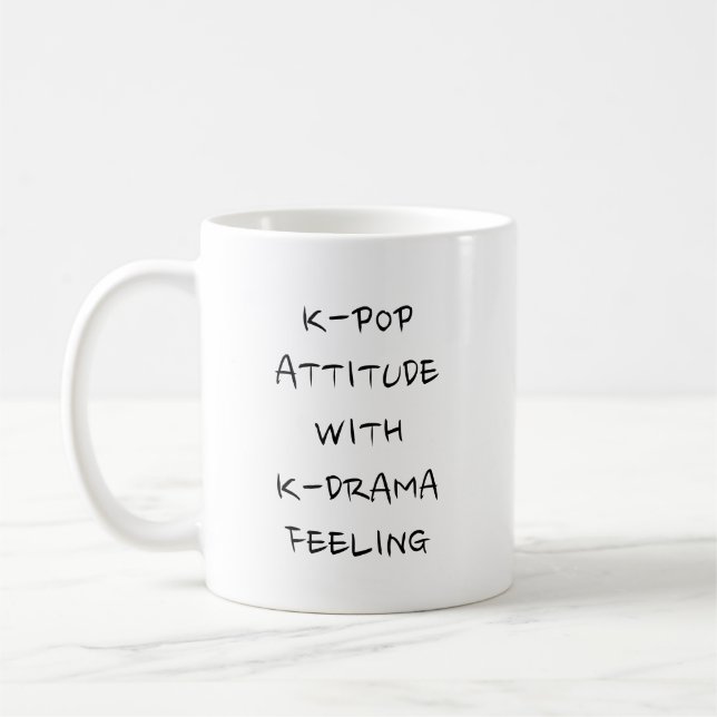CANECA DE CAFÉ ATITUDE K-POP COM SENSAÇÃO K-DRAMA (Esquerda)