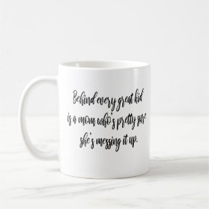 Caneca De Café Atrás de cada criança excelente está uma mãe moder