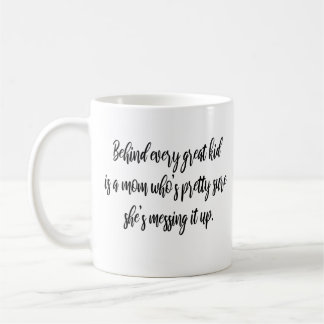 Caneca De Café Atrás de cada criança excelente está uma mãe moder