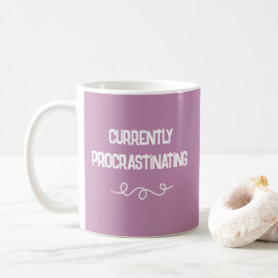 Caneca De Café Atualmente Procrastinando Muted Pink Mug