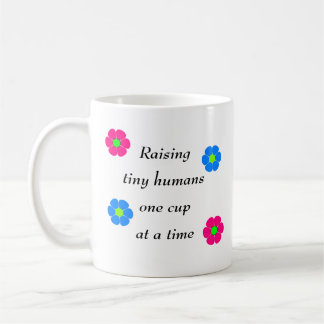 Caneca De Café Aumentando seres humanos minúsculos um copo de