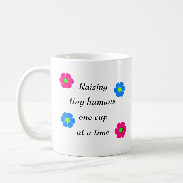 Caneca De Café Aumentando seres humanos minúsculos um copo de (Esquerda)