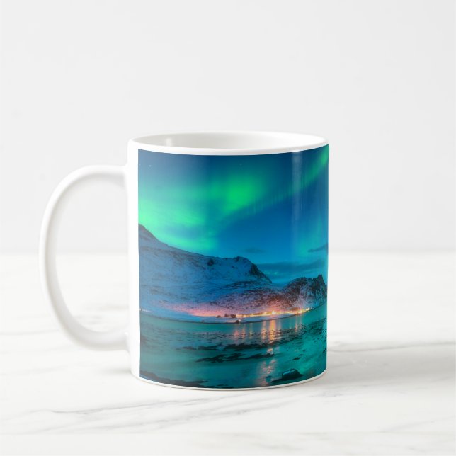 Caneca De Café Aurora borealis sobre a costa marítima, montanha d (Esquerda)