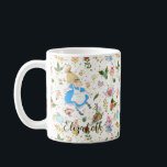 Caneca De Café Aventuras de Alice Bonita em Nome da Literatura da<br><div class="desc">As Aventuras Imaginosas e mágicas de Alice no País das Maravilhas misturavam-se com design de padrão midiático com elementos falsos de brilho com Alice voadora,  Rabbit Branco,  itens de festa de chá,  e muito mais,  com um nome personalizável no guião caprichoso para um presente personalizado.</div>