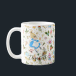 Caneca De Café Aventuras de Alice Bonita em Nome da Literatura da<br><div class="desc">As Aventuras Imaginosas e mágicas de Alice no País das Maravilhas misturavam-se com design de padrão midiático com elementos falsos de brilho com Alice voadora,  Rabbit Branco,  itens de festa de chá,  e muito mais,  com um nome personalizável no guião caprichoso para um presente personalizado.</div>