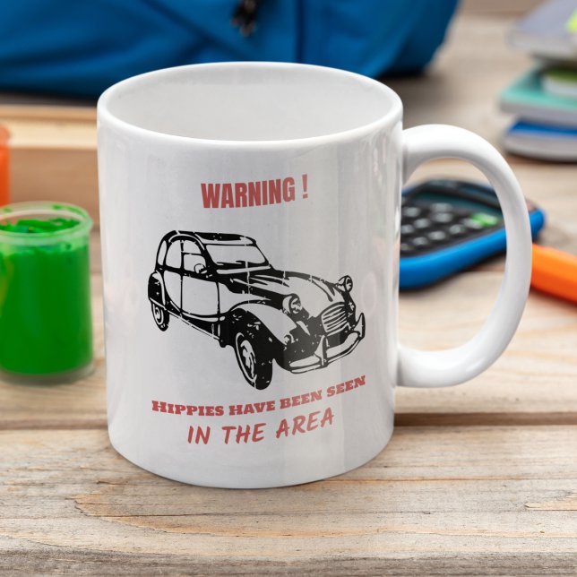 Caneca De Café Aviso de Hippie do Chevaux Deux 2CV (2CV Mug in White with a Red Text and Black Deux Chevaux Illustration)
